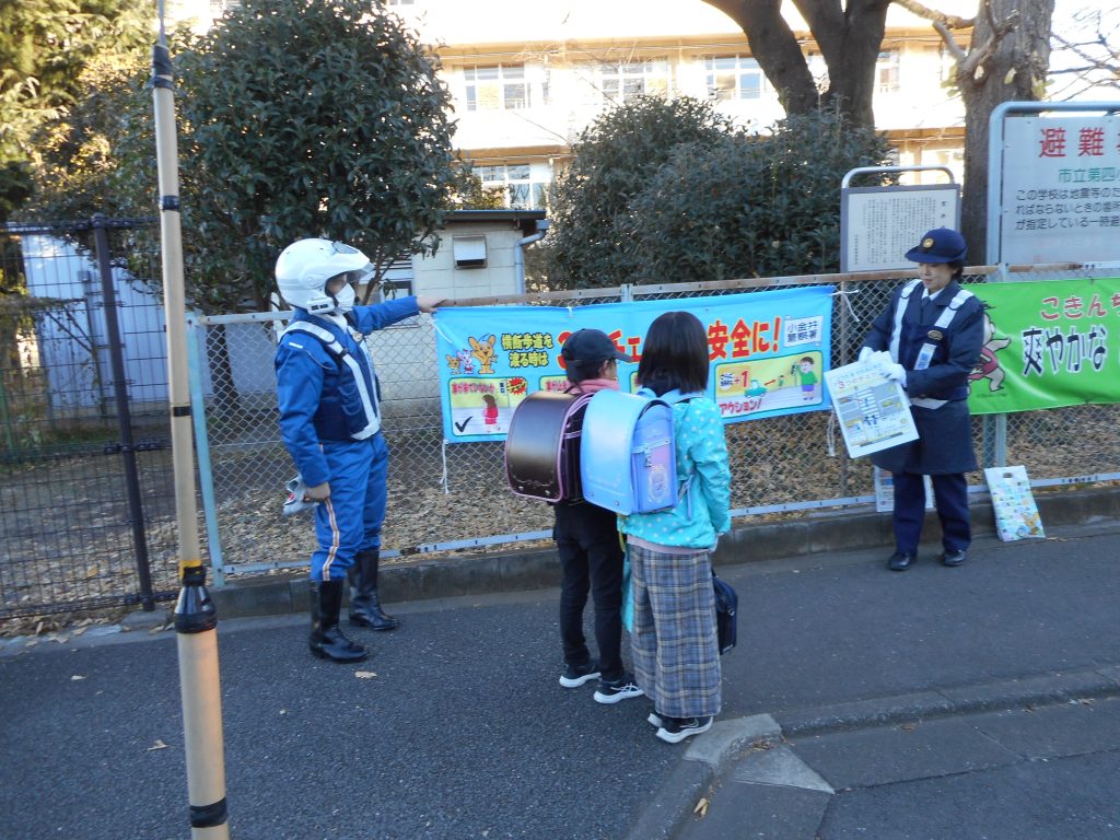 小金井警察署の警察官による朝の交通安全講話