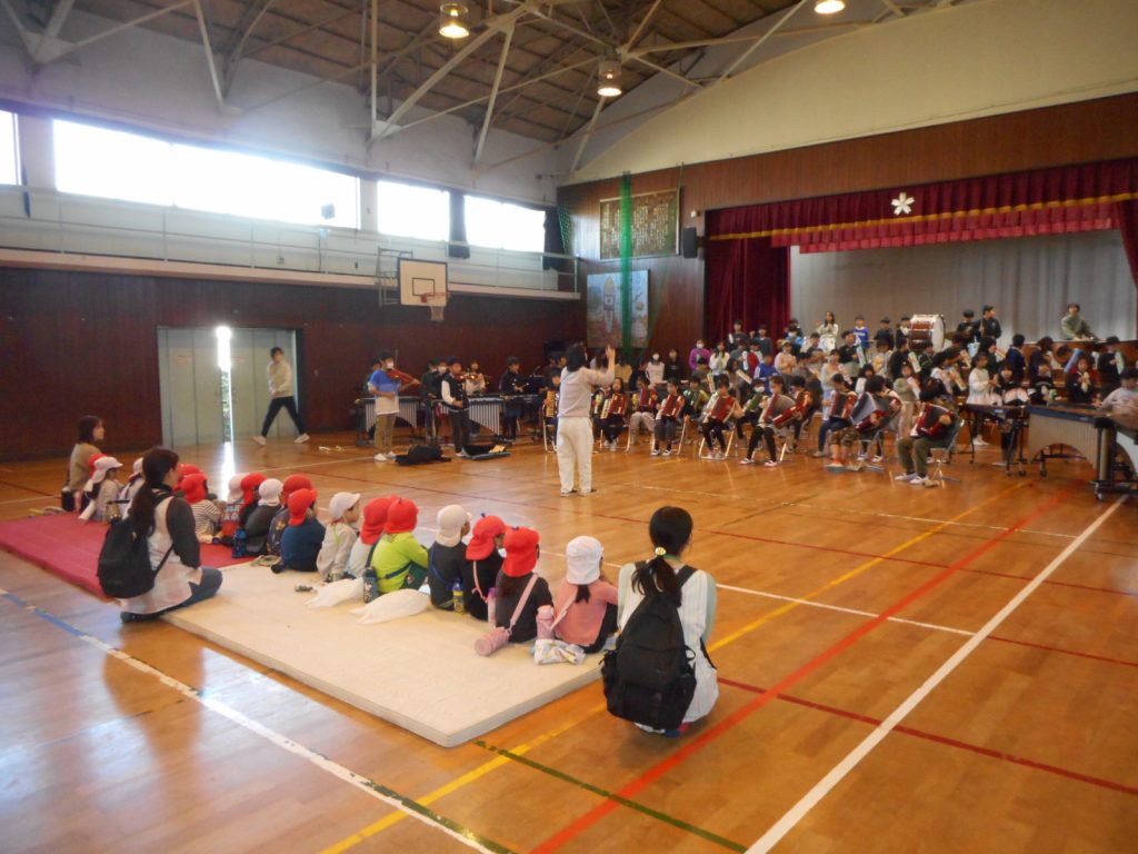 年長さんが5年生連合音楽会の練習を見学しました