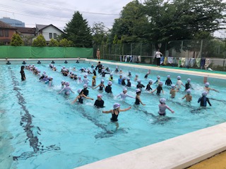小学校のプールに初めて入りました