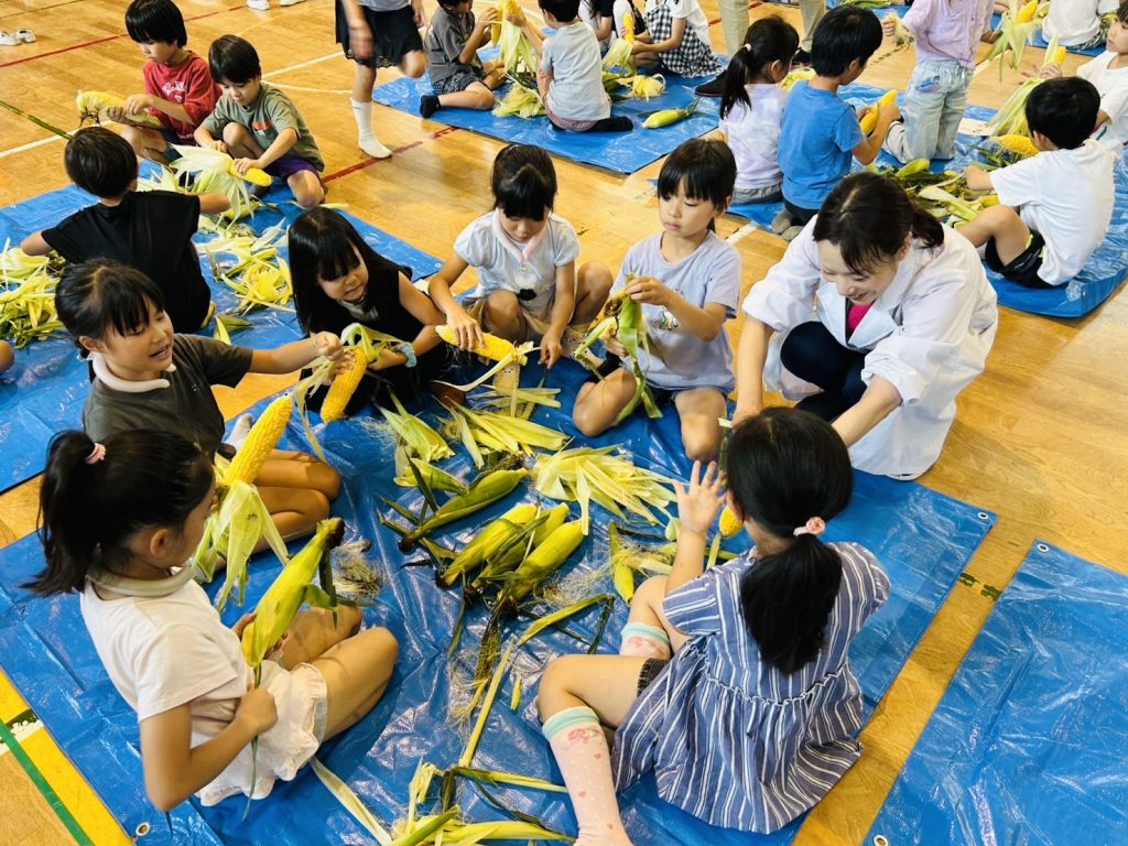 ２年生、とうもろこしの皮むき体験🌽