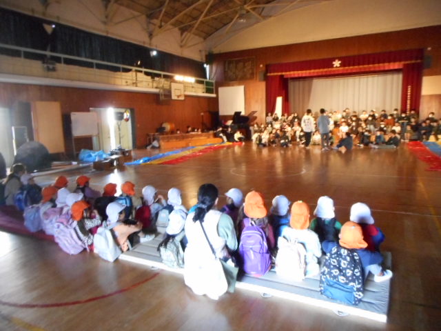 保育園年長児童が連合音楽会の練習を見学しました