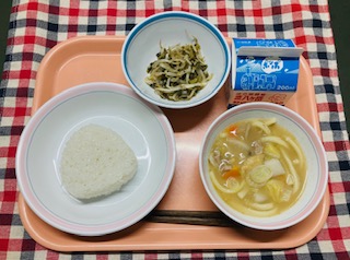 シンプルな塩むすびと熱々のうどん♪