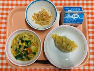 大きな大きな餃子は、給食の人気者！！